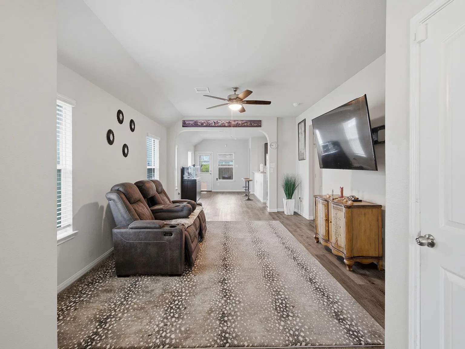3 bed, 2.0 bath, 1354 sqft, $2,100 — Photo 2