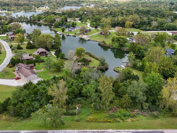 Falcon Crest Dr, Oakwood, IL 61858