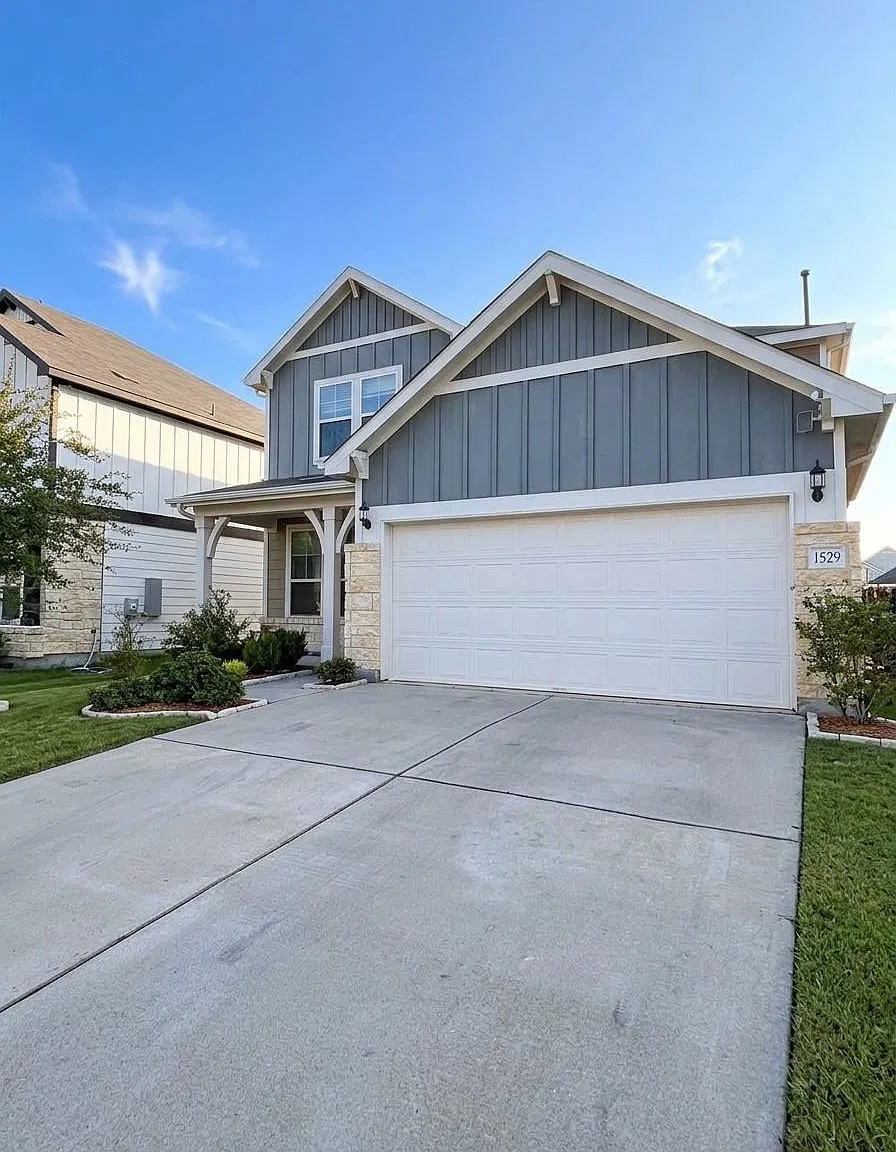 4 bed, 3.0 bath, 2667 sqft, $2,300 — Photo 2