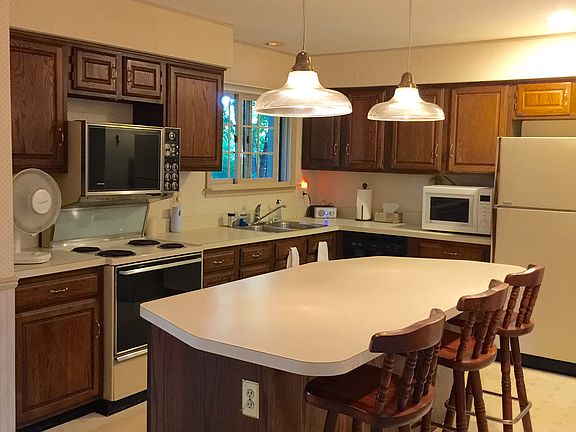 3rd image of 21881 Shadybrook Dr