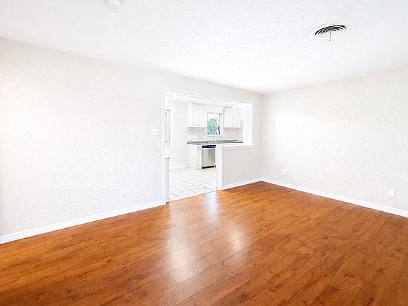 2nd image of 324 Mimosa Dr