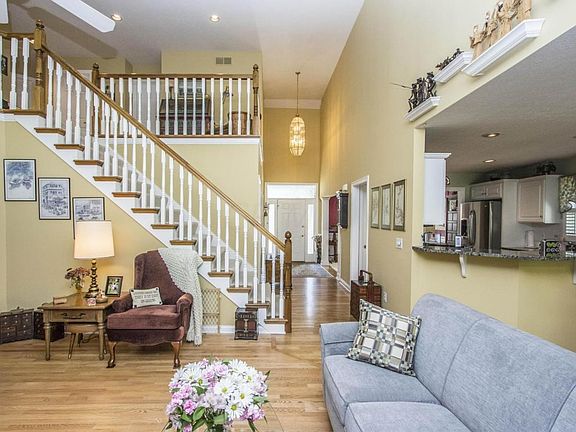 4th image of 451 Maplebrooke Dr E