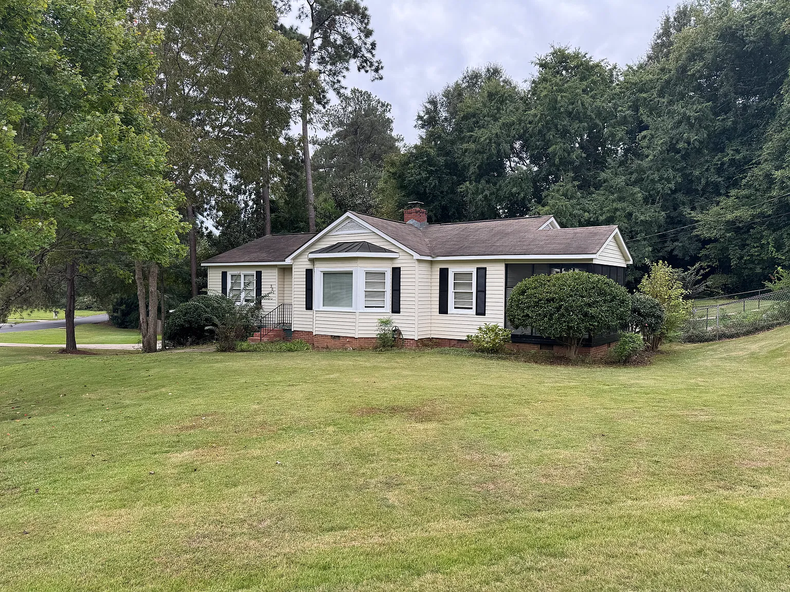 3 bed, 1.5 bath, 1304 sqft, $1,750 — Photo 1