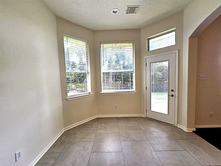 98 W Knightsbridge Dr — Photo 11