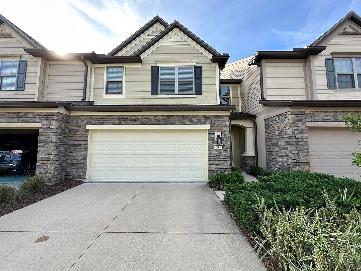 Lovely Bartram Townhome with 2 Car Garage. — Photo 2
