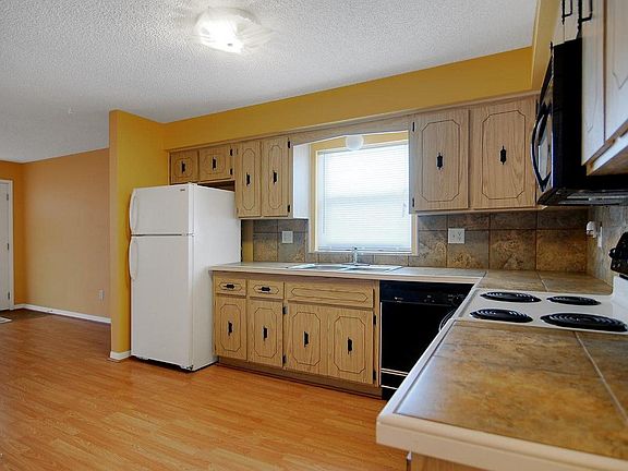 4th image of 155 Lee Ave #0