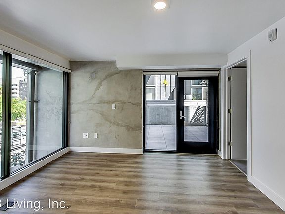 3rd image of 595 Mariposa St