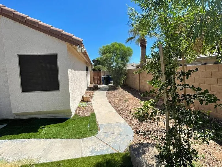 2460 E Whitten St — Photo 3