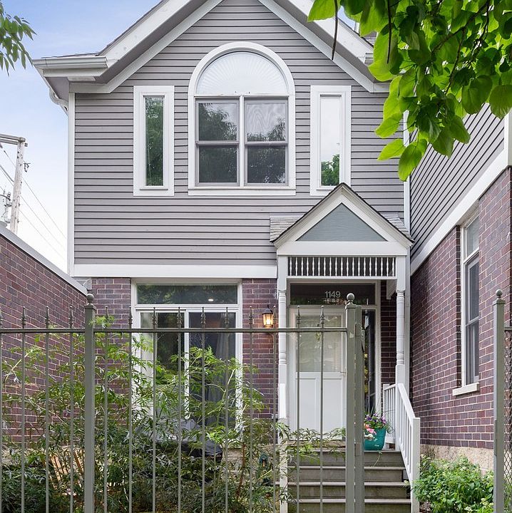 2nd image of 1149 W Roscoe St #1149