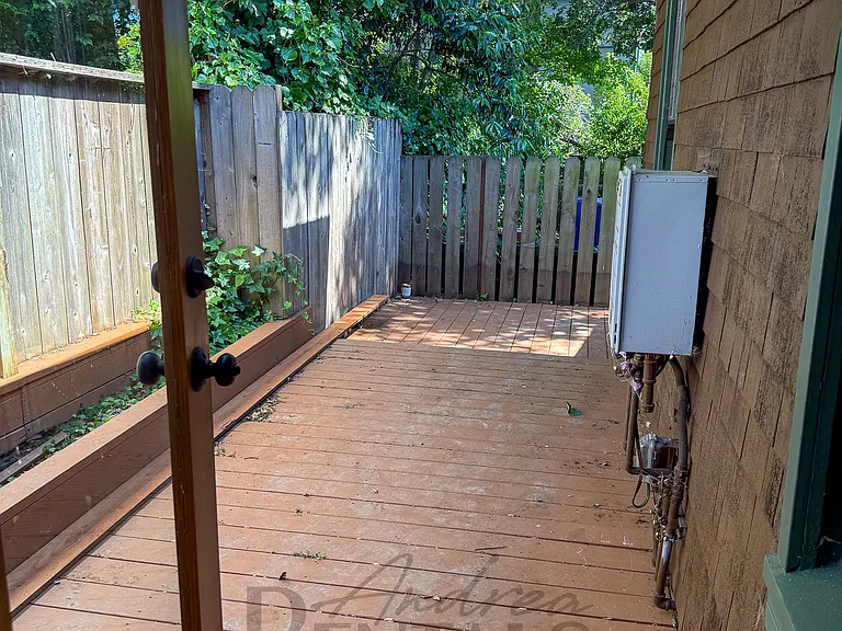 1329 Oxford St — Photo 21