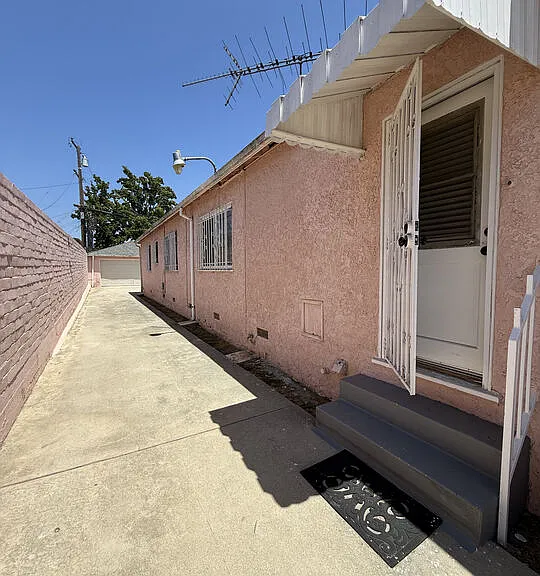 5908 S Fairfax Ave — Photo 11