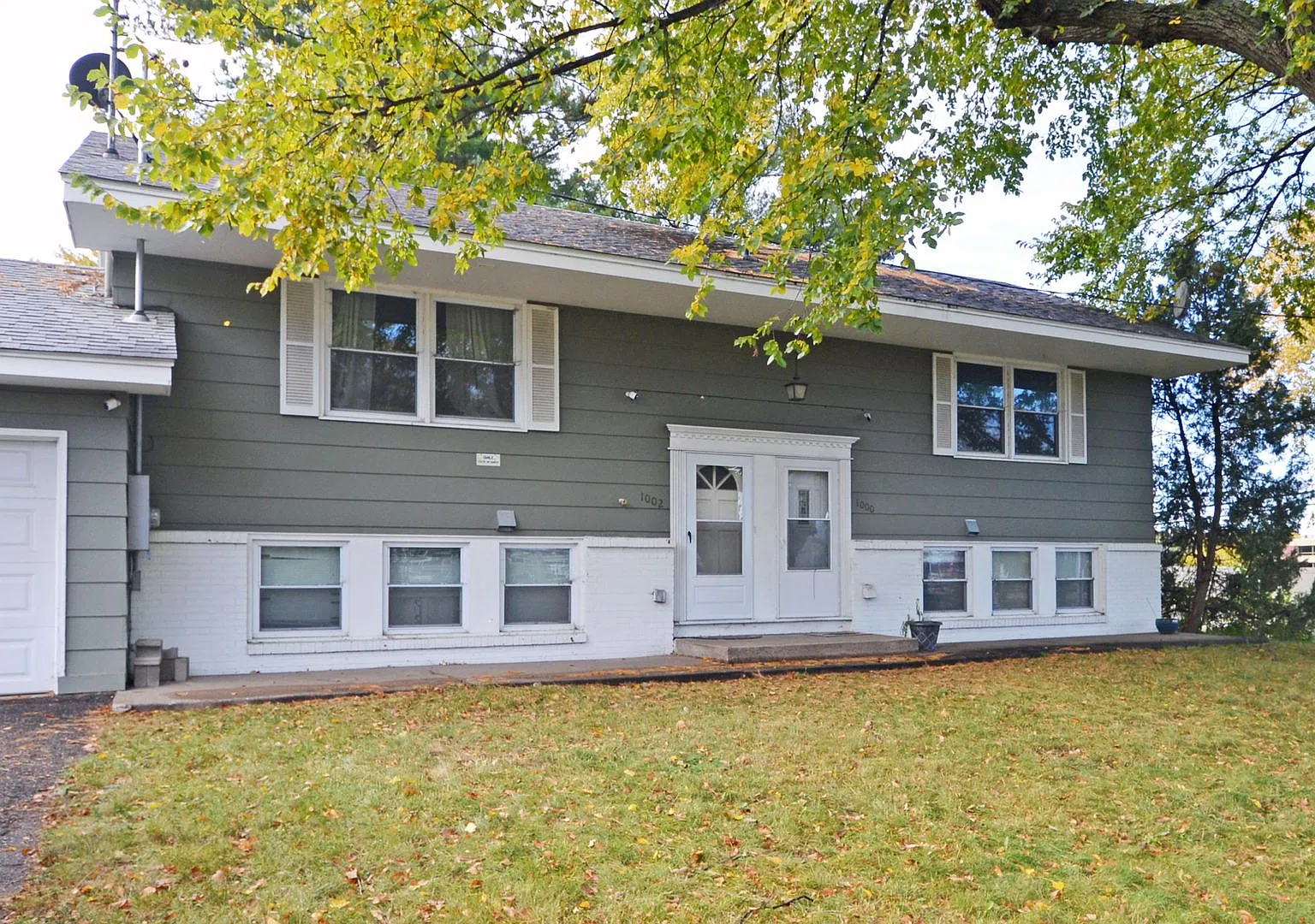 2 Bed | 2 Bath W/ Garage in Heart of Columbia Heights — Photo 2