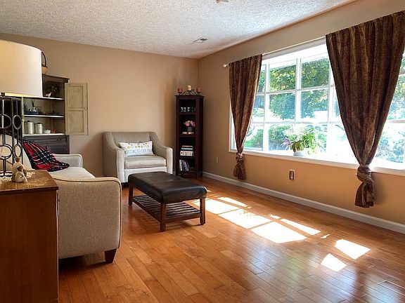 2nd image of 460 Chinquapin Trl
