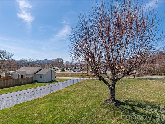 4th image of 40 Warner Rd