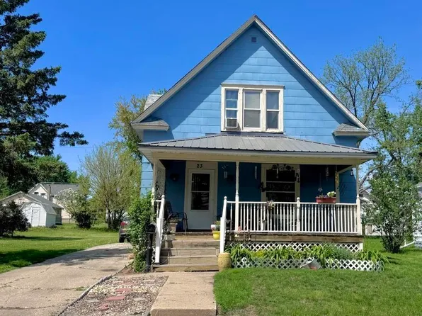 23 4th St NW, Oelwein, IA 50662