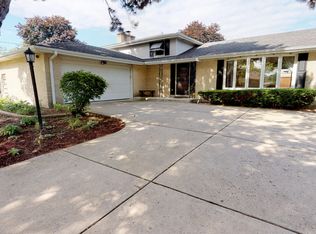 1430 N Columbine Dr, Mount Prospect, IL 60056