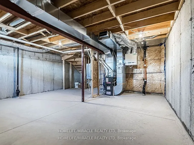 140 Aquasanta Cres — Photo 37