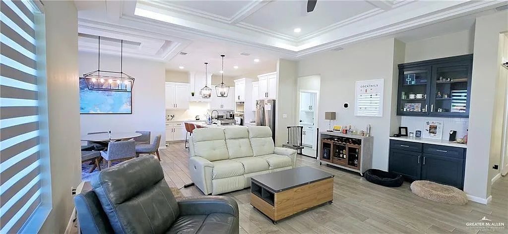 4 bed, 2.5 bath, 2135 sqft, $2,500 — Photo 4