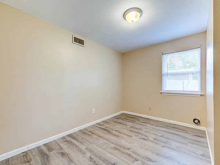 655 Lexington Park — Photo 17