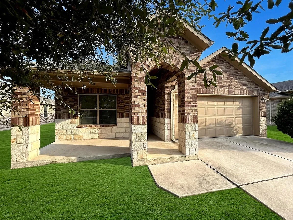 3 bed, 2.0 bath, 1742 sqft, $2,100 — Photo 2