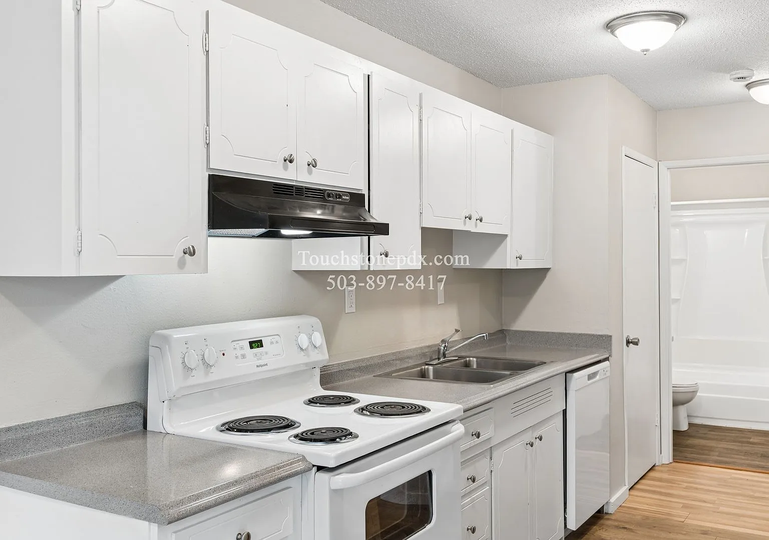 Charming 1-Bedroom Apartment with Parking! — Photo 1