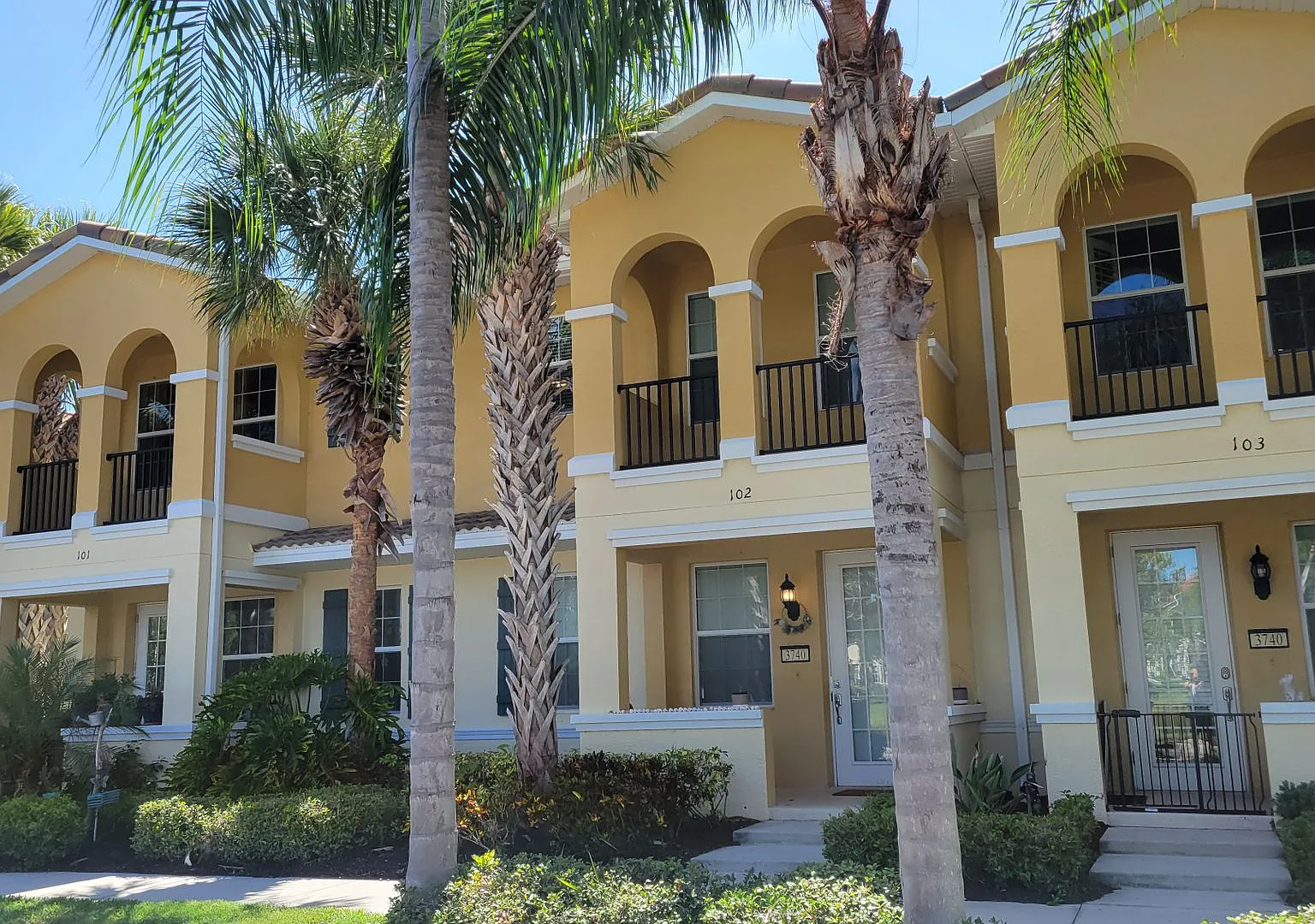 Seasonal Only 3 Bedroom, 2 1/2 Bath Townhome Off University Parkway With Water View — Photo 2