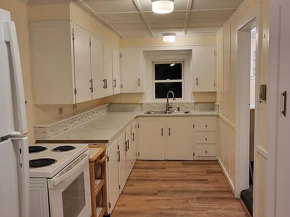 Kitchen portion of large L-shaped eat-in kitchen area