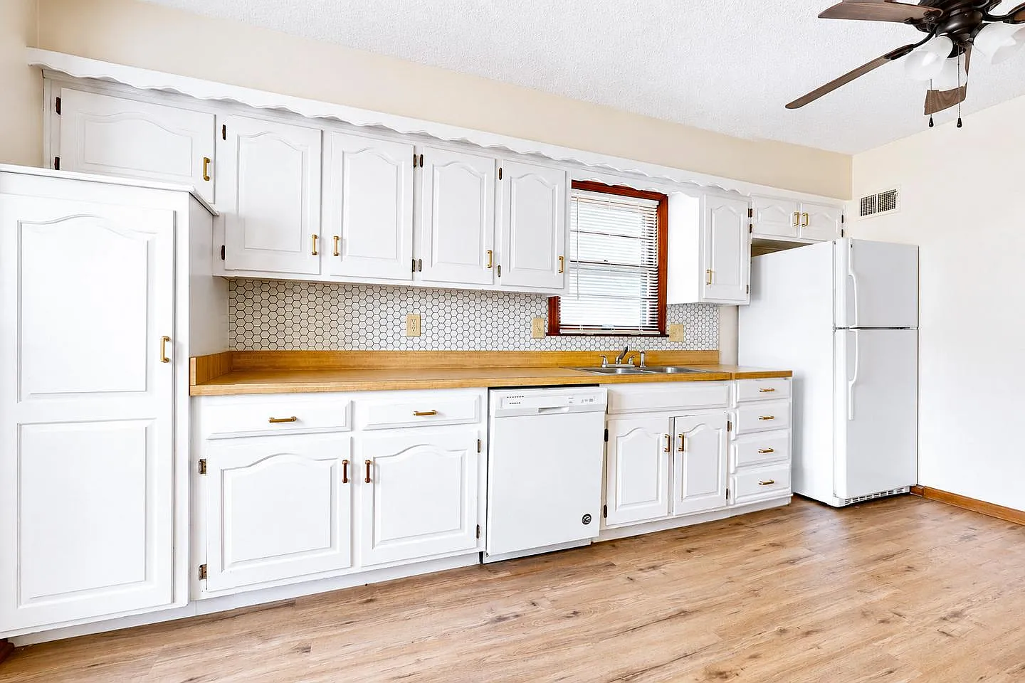 Spacious Shawnee Home Near Mill Creek Streamway Park — Photo 4