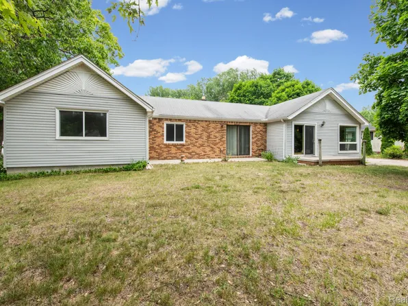 19227 Gudith Rd, Brownstown, MI 48183