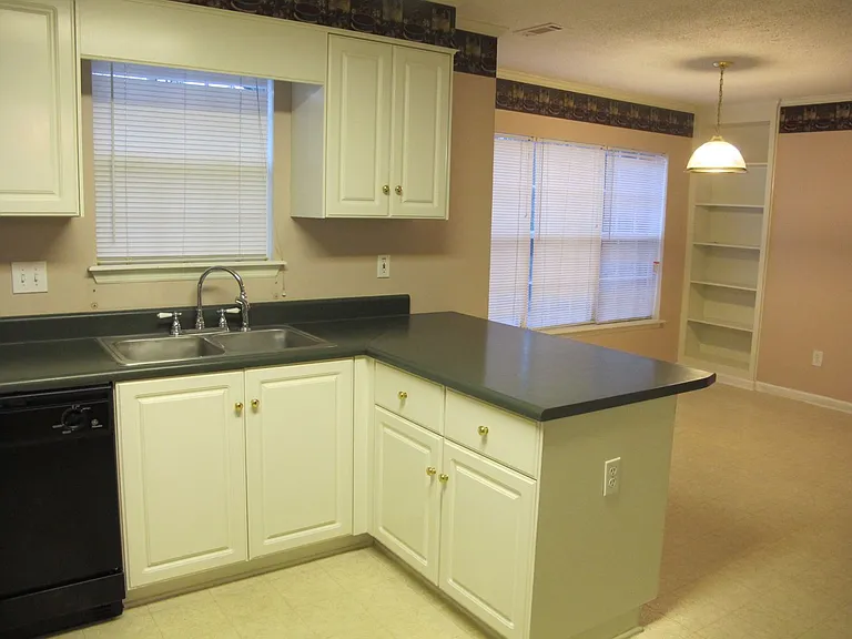 600 Surrey Ln — Photo 6