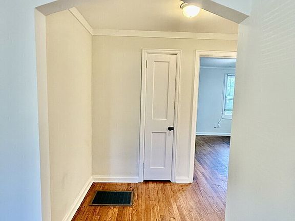 4th image of 102 Lawton Ave