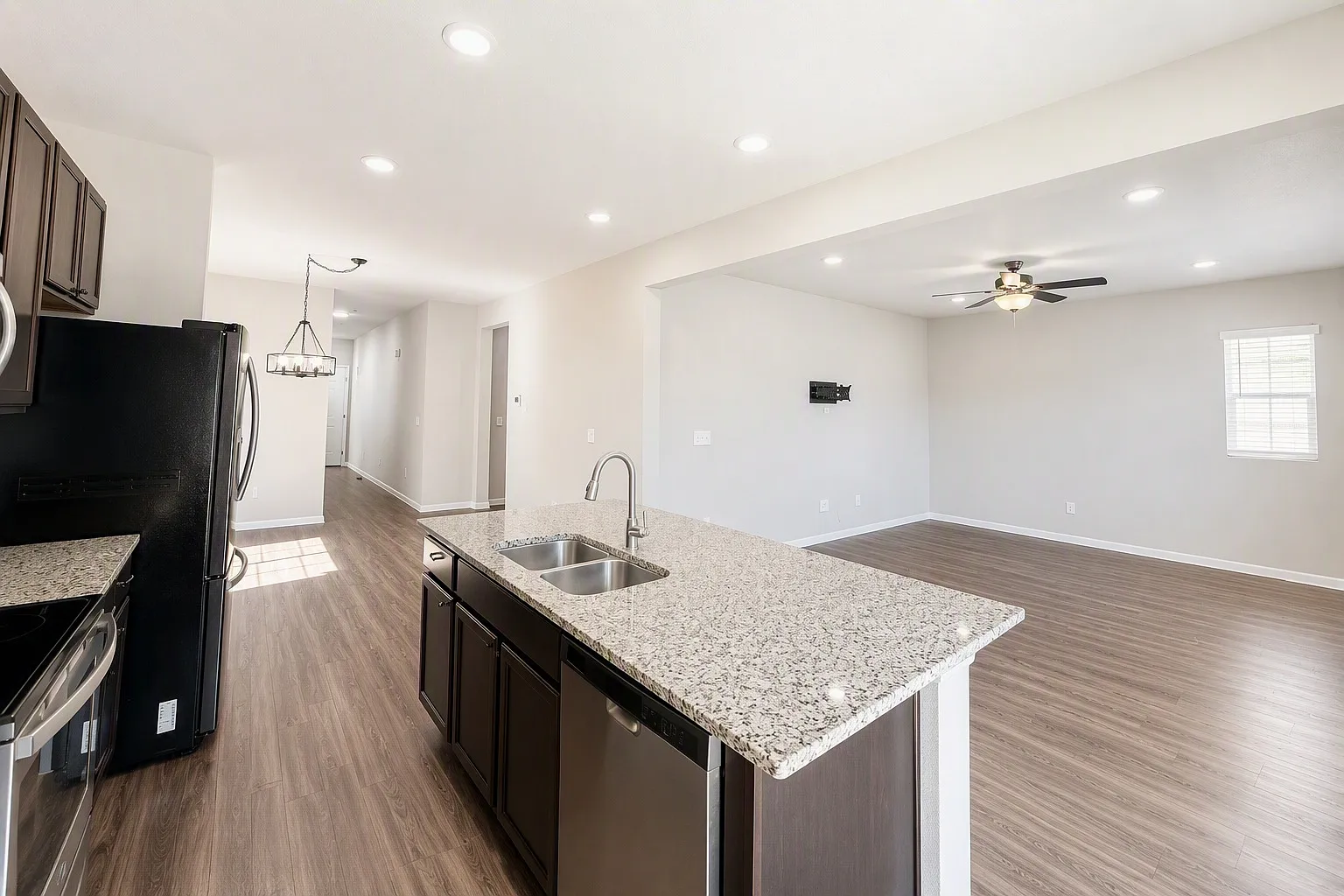 5 bed, 2216 sqft, $3,125 — Photo 4