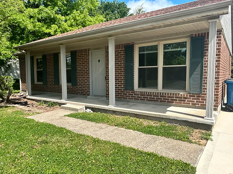 142 Hawthorne Dr — Photo 1