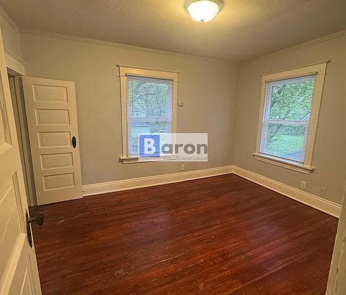 910 Allen St — Photo 7