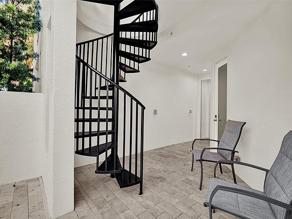 5th image of 425 N Ocean Blvd #3