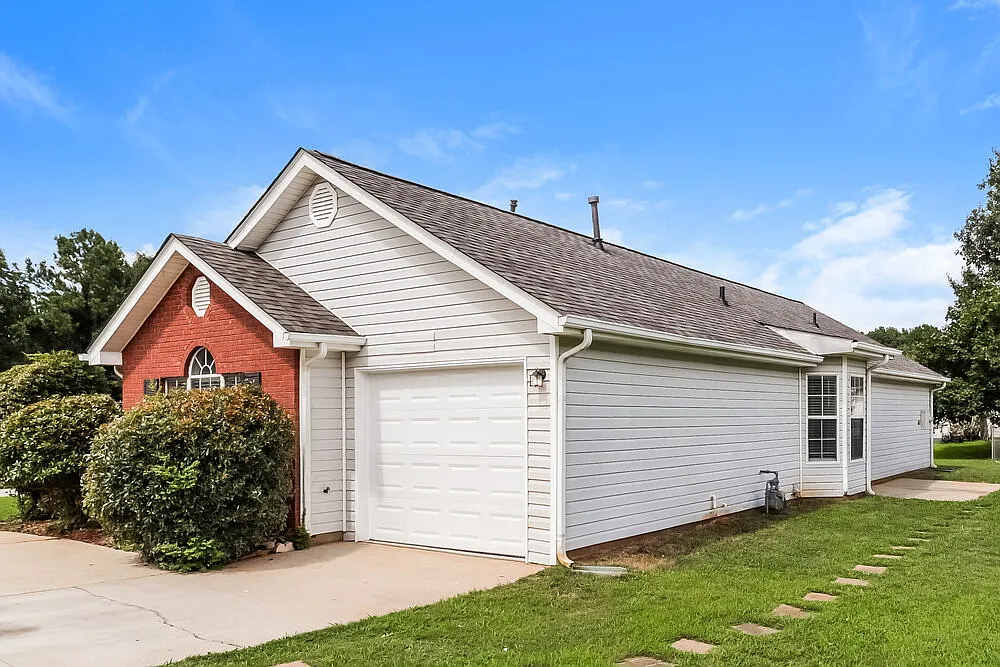 3 bed, 2.0 bath, 1191 sqft, $1,750 — Photo 3