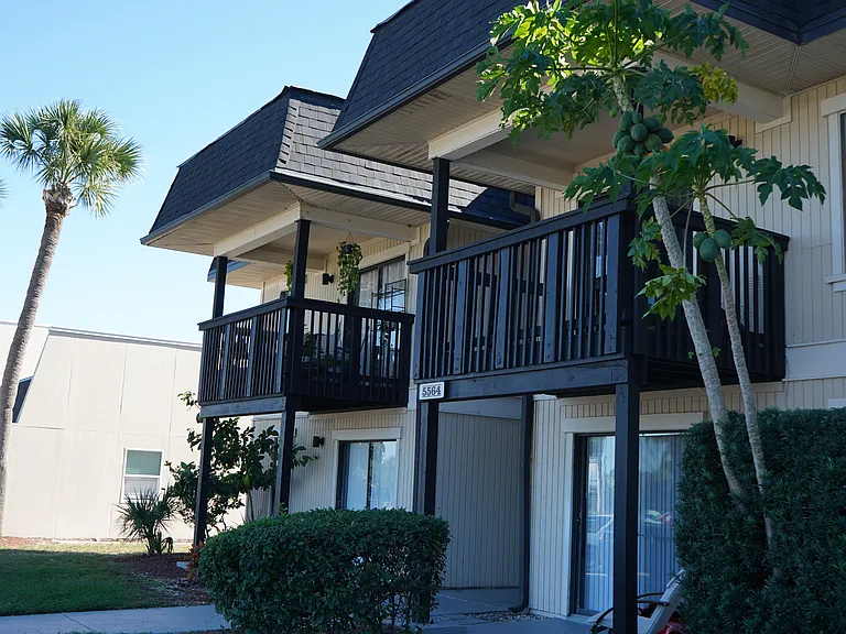 Royal Bay Apartments — Photo 15