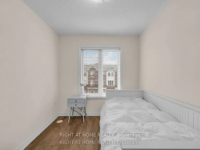 22 Coneflower Cres — Photo 10