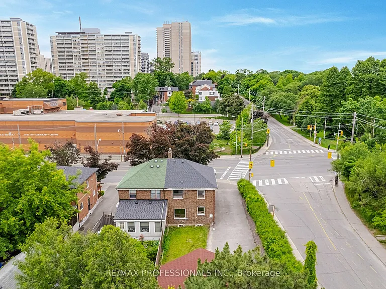 111 Keele St — Photo 32