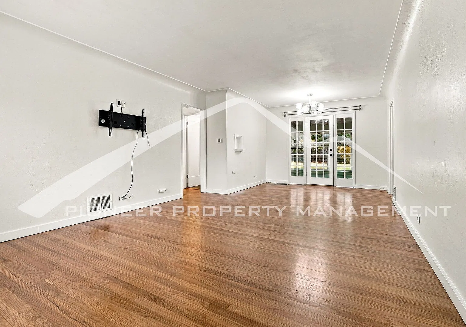 Gorgeous Home with Washer/Dryer and Central AC — Photo 4