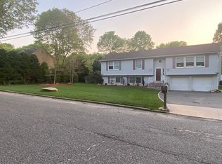 72 Wellington Rd, Middle Island, NY 11953