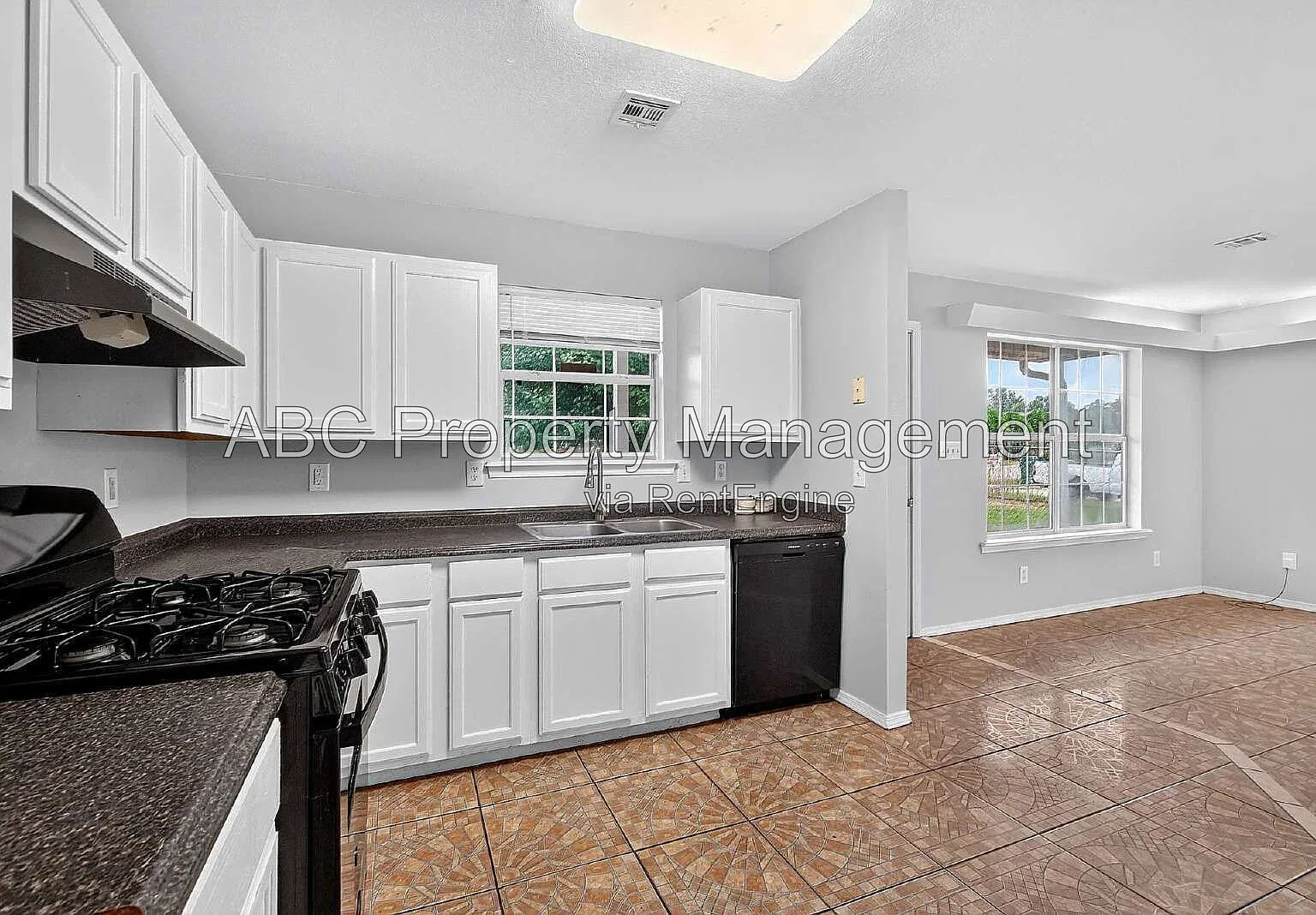 3 bed, 1.5 bath, 1200 sqft, $1,500 — Photo 3