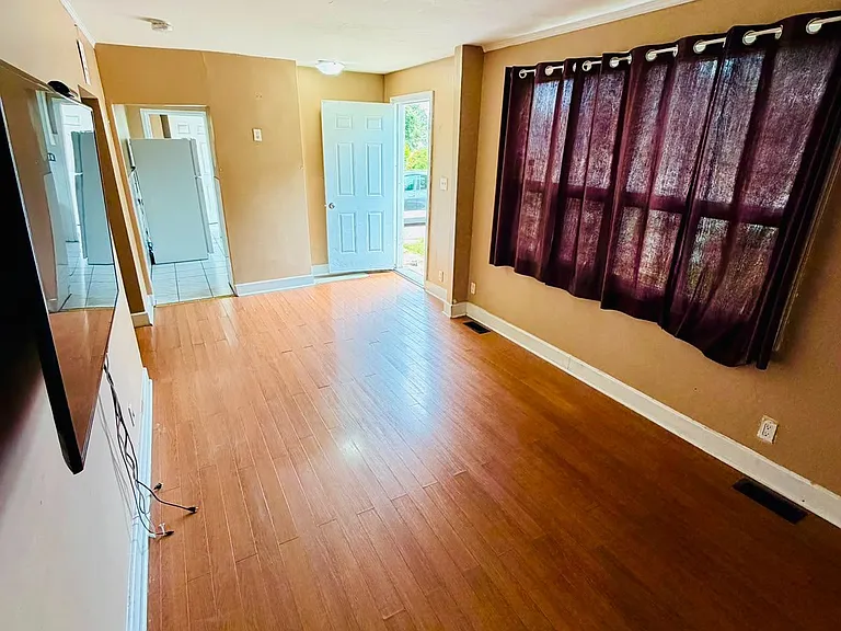 7118 Goreway Dr — Photo 7