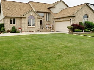 51518 Pinewood Dr, Macomb, MI