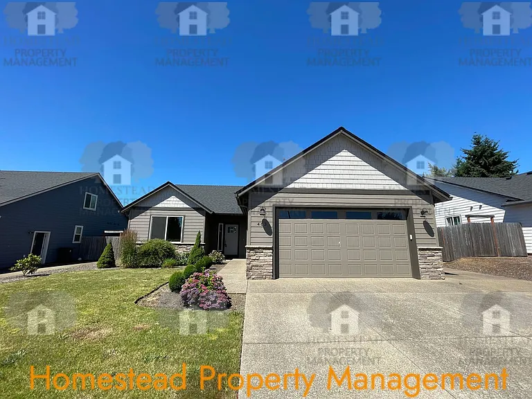 463 NE Cedar St — Photo 1