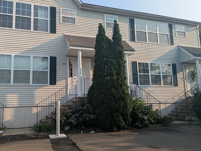 35 Judith Ln #204B — Photo 3