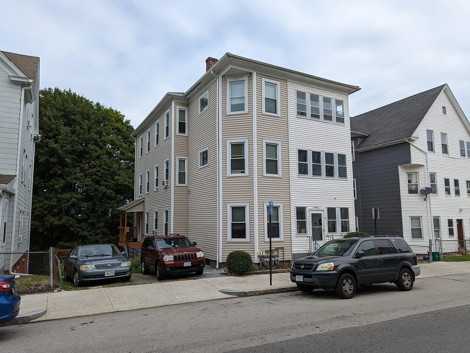 3 bed, 1160 sqft, $1,900 — Photo 1