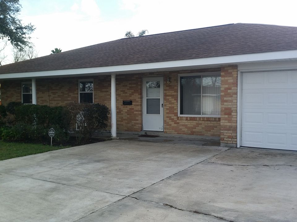 can fit 4-6 vehicles in driveway