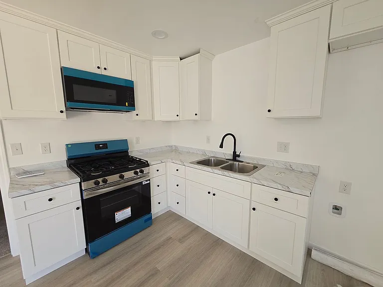 917 E Tulare Ave — Photo 3