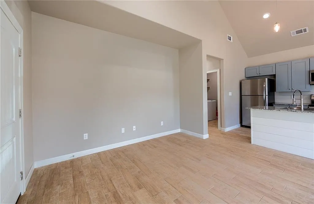 914 Valley Oaks Ln - 1 — Photo 2